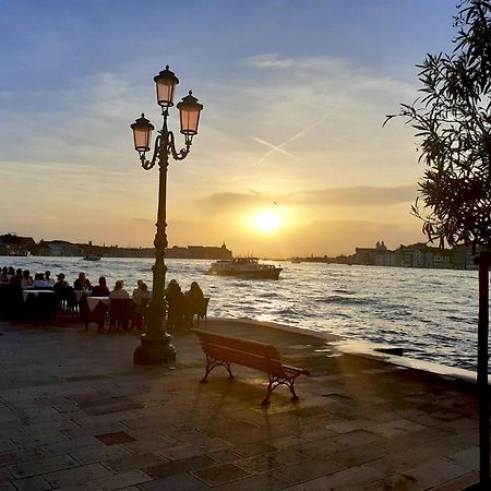 3 Windows On St Mark - Waterfront Apartment เวนิส ภายนอก รูปภาพ