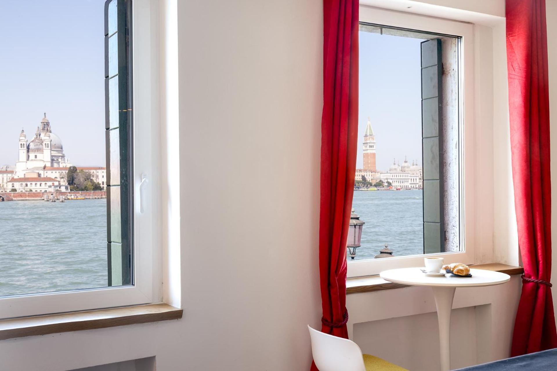 3 Windows On St Mark - Waterfront Apartment เวนิส ภายนอก รูปภาพ